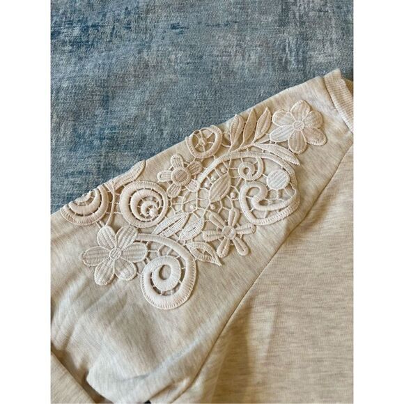 NWT! Gloria Vanderbilt Oatmeal Floral Lace Shoulder Sweater Large - Picture 4 of 6
